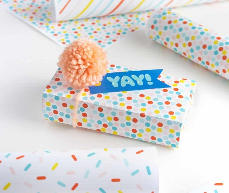 Jednoducho ozdobte darčekové balenie brmbolcom