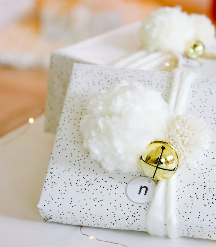 Moderný darček v bielej a striebornej farbe so zlatým zvončekom a bielou pomponou