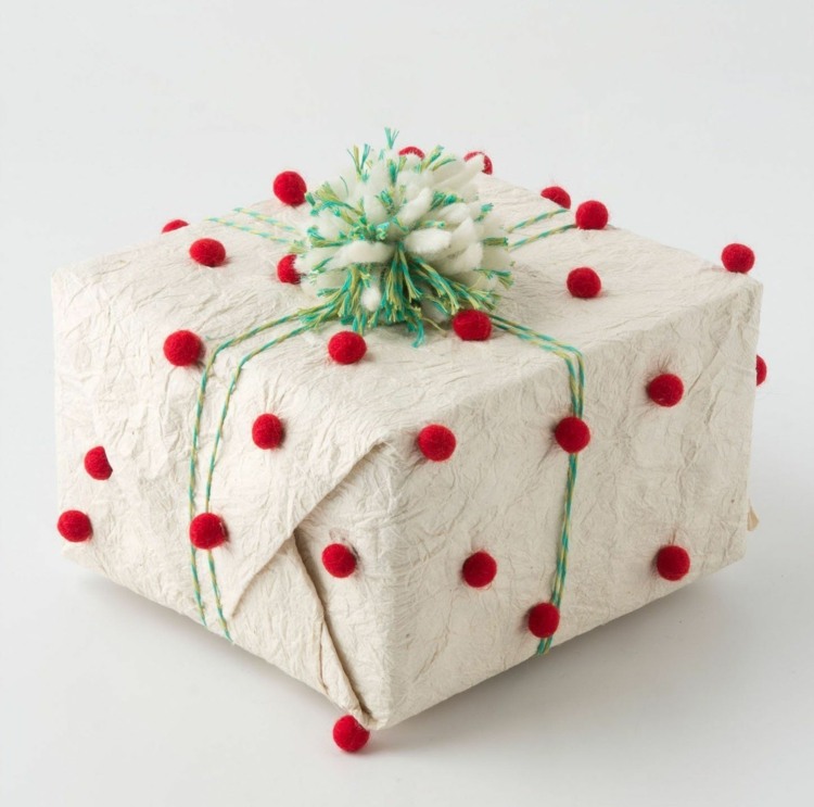 Veľké mašle namiesto mašle a bodkovaný vzor z červených plstených pomponov