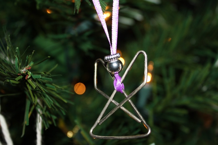 Kancelárska sponka na anjela na perlu vianočného stromčeka