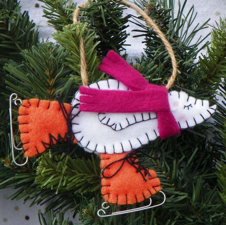 Prívesok na vianočný stromček z plsteného ľadového medveďa s korčuľami na ľad