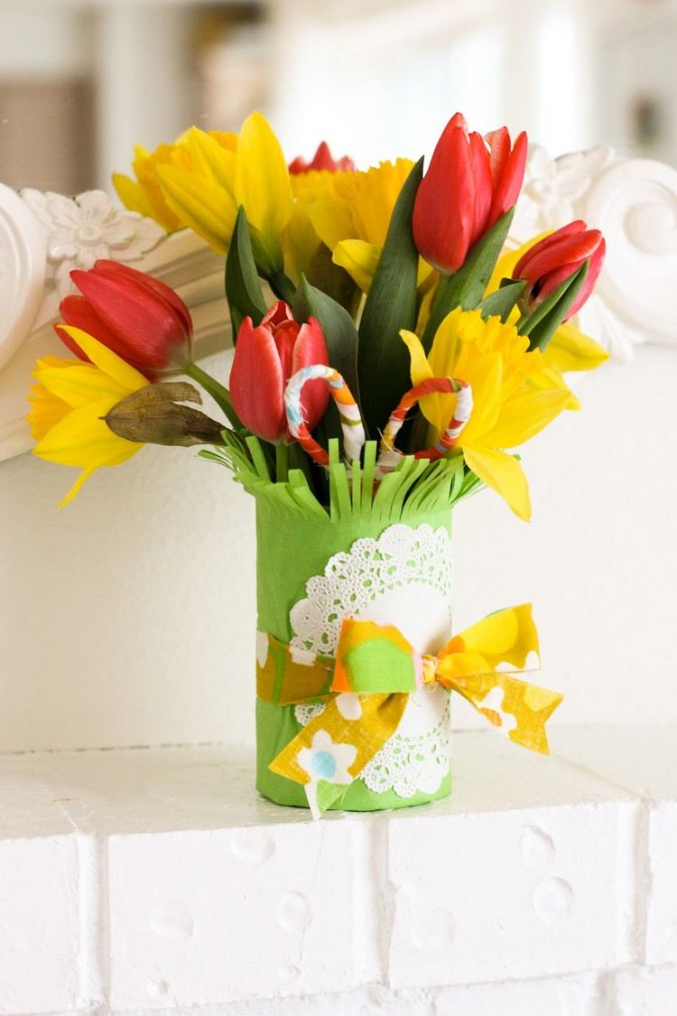 krásny drotár s vázami na kvety s veľkonočnými jarami