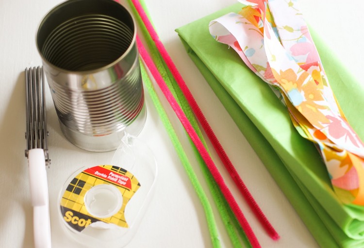 materiály drotár s plechovkami na veľkonočnú jar