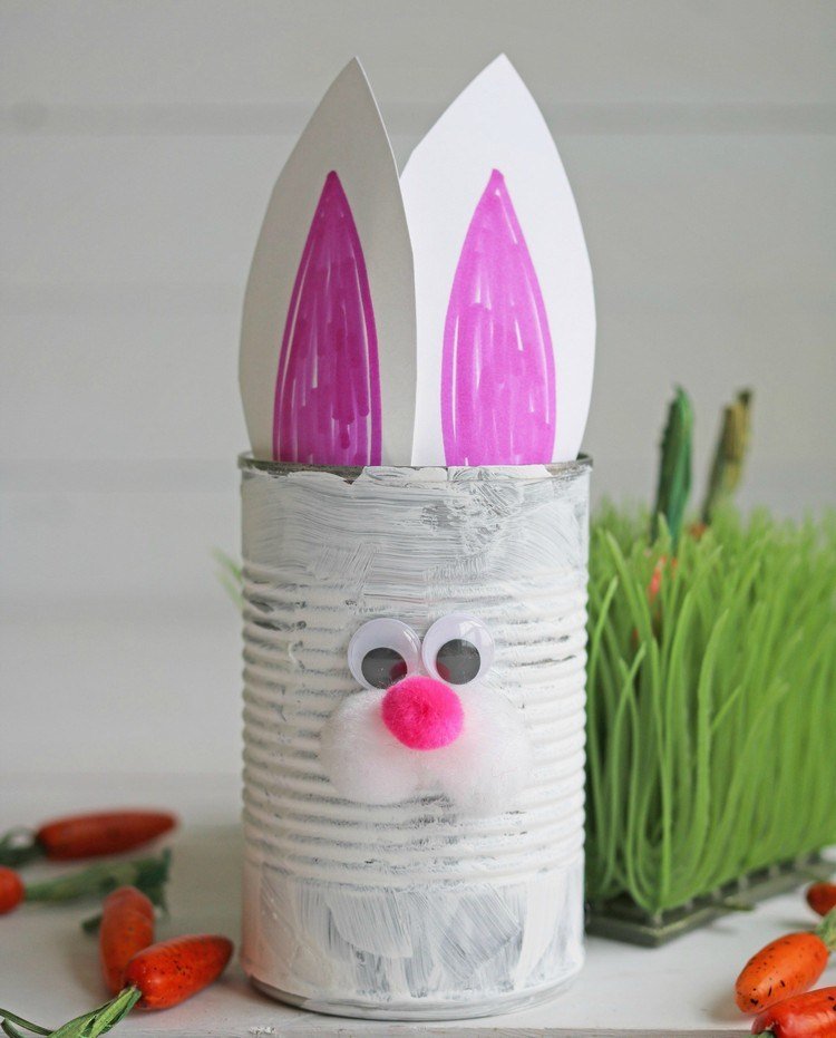 Drotár veľkonočného zajačika z plechovky si môže pohrávať s deťmi