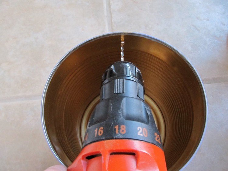 inštrukčný otvor na zavesenie plechovky na plechovku môže vŕtať