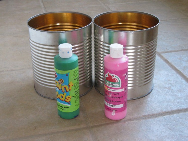 drotár s plechovkami plechovkové plechovky farba na farbu