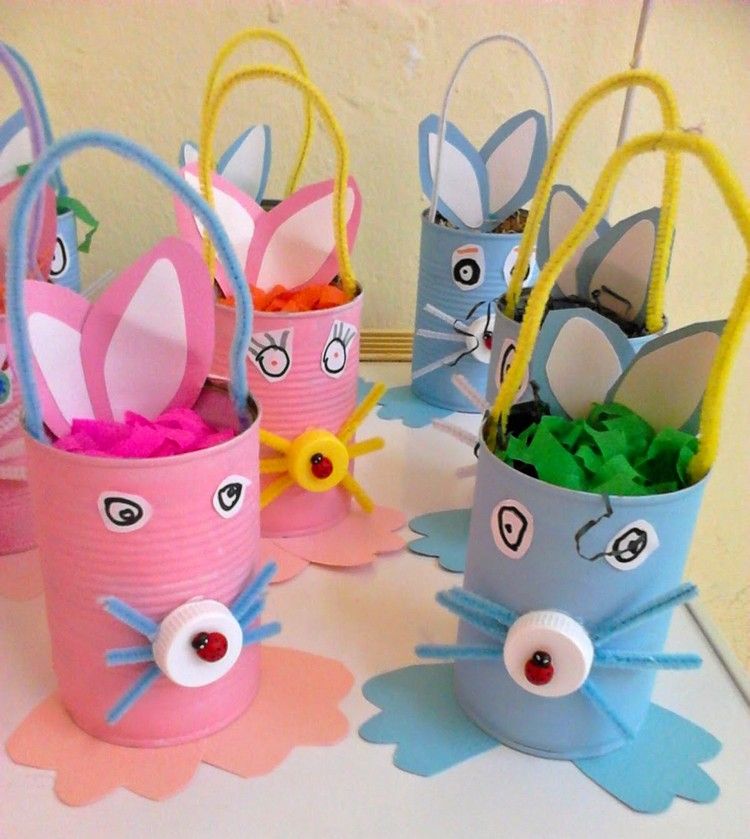drotár s plechovkami veľkonočné zajačiky košíky materská škola