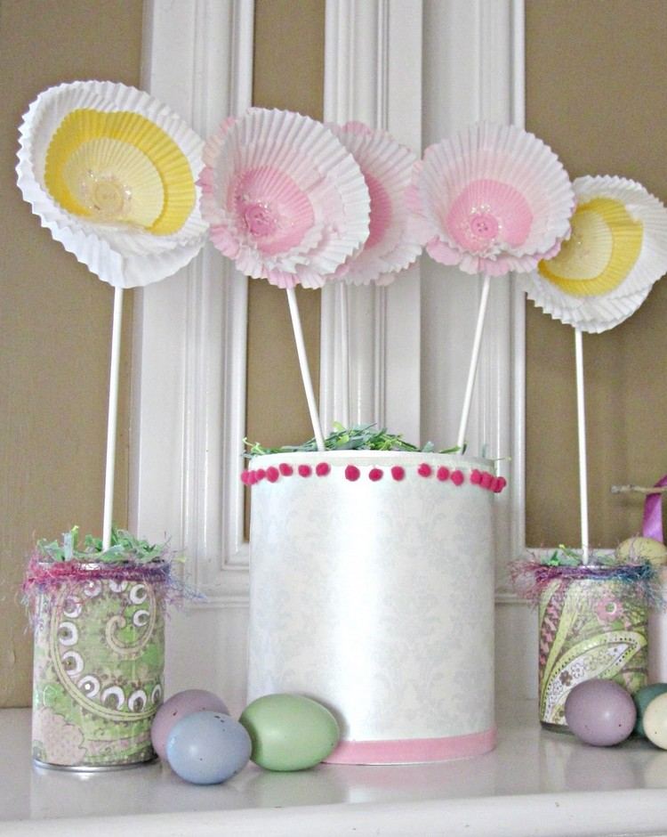 Veľkonočné nápady na dekoráciu drotár s plechovkami papierových kvetov