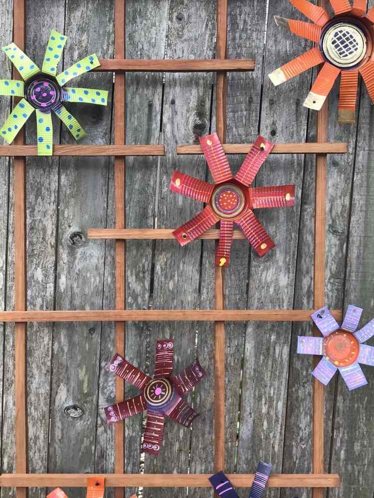 farebné záhradné sviečky drotár plechovky kvety