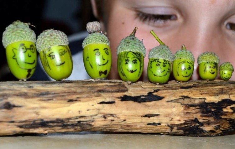 deti maľujú žalude samce