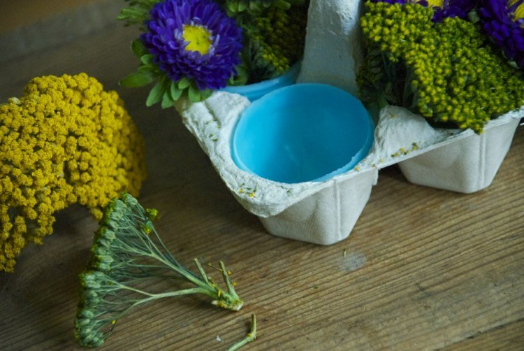 škatuľka na vajíčko-kartón-jar-skutočné-kvety-aranžmán-vajíčko