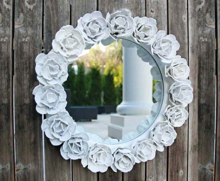 Drotár s vajíčkovým kartónom zrkadlový rám-ruža-nápad-jednoduchý-návod