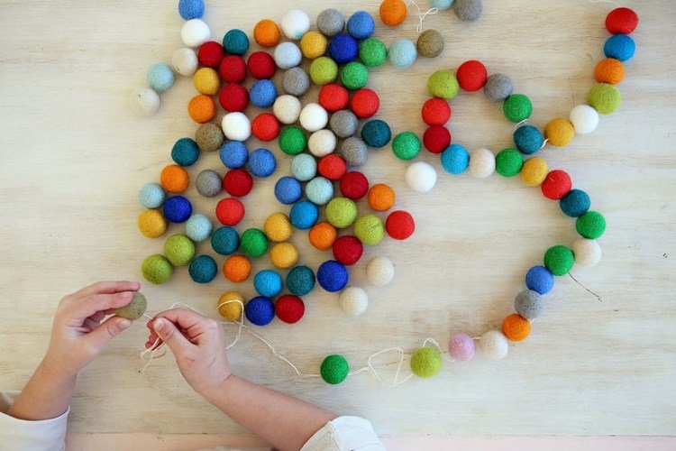 Vyrobte si s deťmi girlandu z plstenej vlny