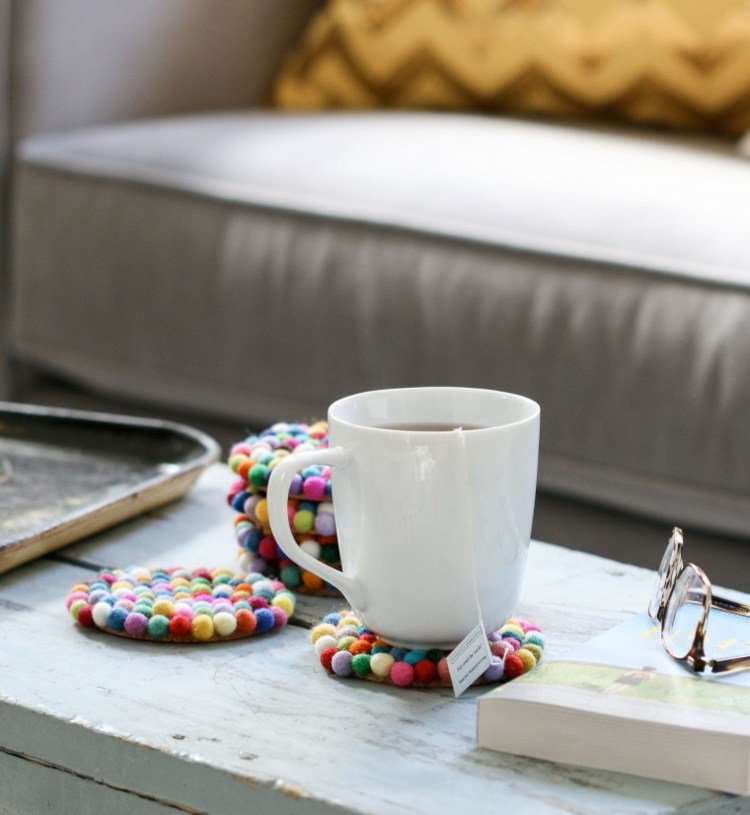 hrnček tácka darček vianočné plstené vlnené gule