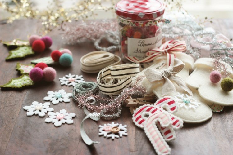 drotár s plsťou na vianočné látkové snehové vločky