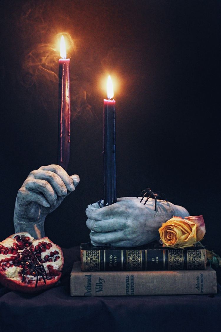 drotár-sadra-stolík-sviečka-svietnik-originál-tvar ruky