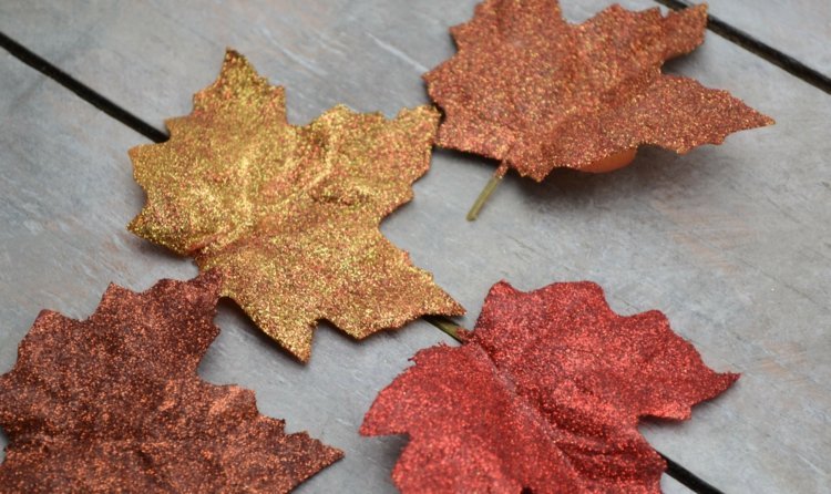 Trblietky môžete použiť na prestavbu skutočných listov drotár s trblietavými listami-jesenné-farby-červeno-žlto-oranžové