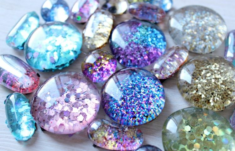 Remeselná výroba zo sklenených kamienkov a trblietok drotársko-trblietavé-sklenené-kamienky-mudlovské kamene-jednoduchá-inšpirácia