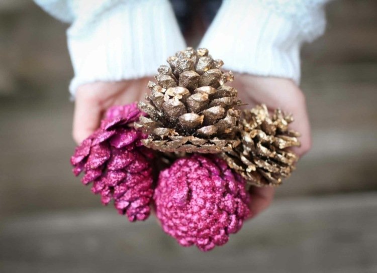 Remeselný nápad s trblietkami na Vianoce drotársko-trblietavé-borovicové šišky-ružovo-zlaté-jednoduché-zdobenie