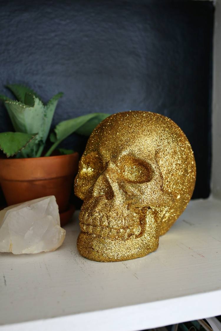 Na Halloween robte ručné práce s trblietkami tinker-glitter-gold-lebka-lebka-halloween-dekorácia