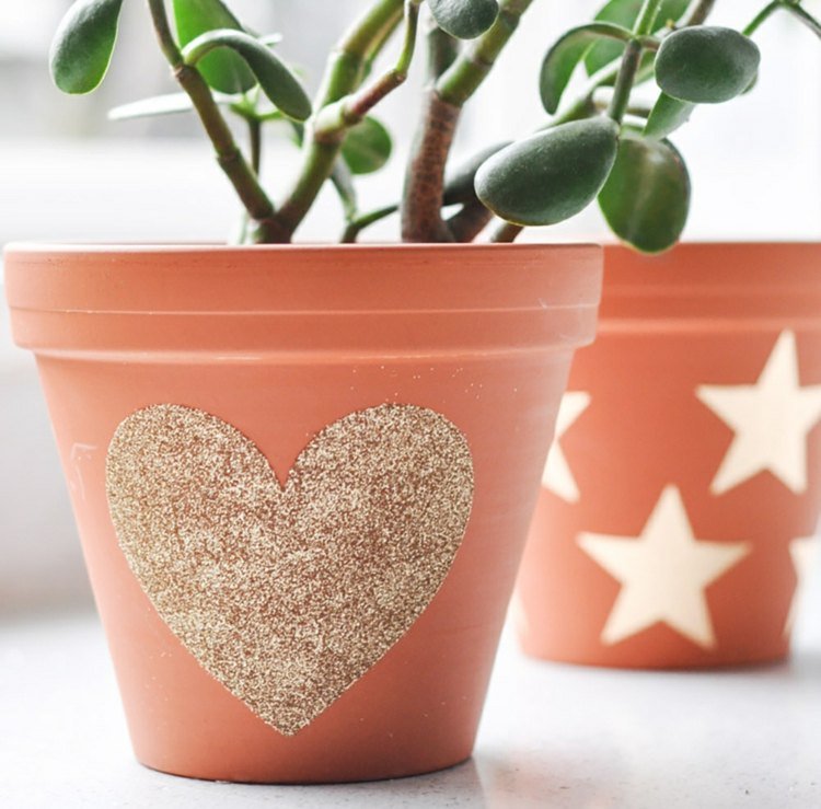 Remeslá s trblietkami - zdobenie kvetináčov drotár s trblietavým kvetináčom-tvar-hlina-srdce-motív-zlatý