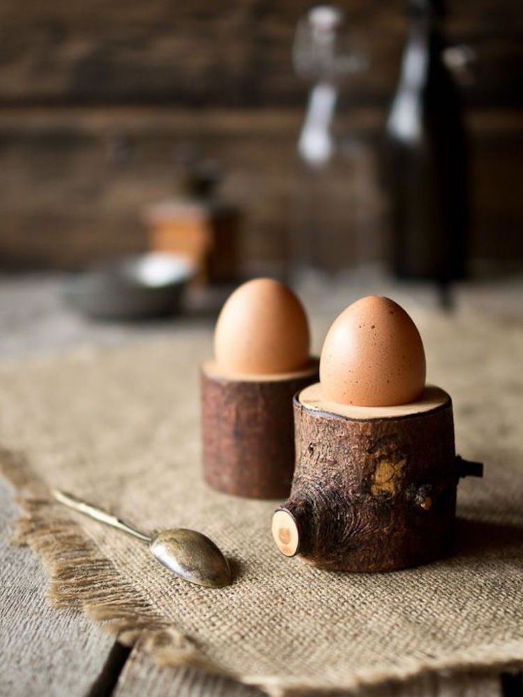 dekorácia stolíka z drotárskeho dreva a veľkonočných vajíčok