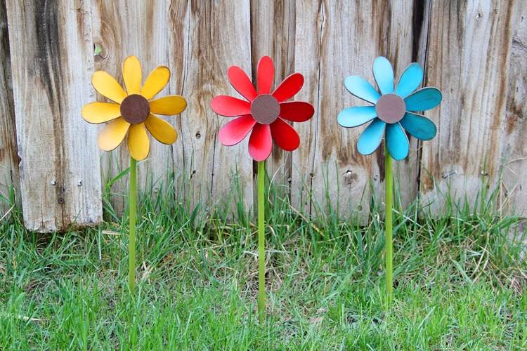 Ručné práce s drevenými ozdobnými kvetmi na trávnik