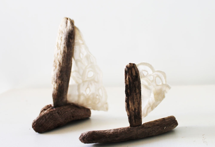 drotár-s-drevom-s-deťmi-naplavené drevo-lode-plachetnice