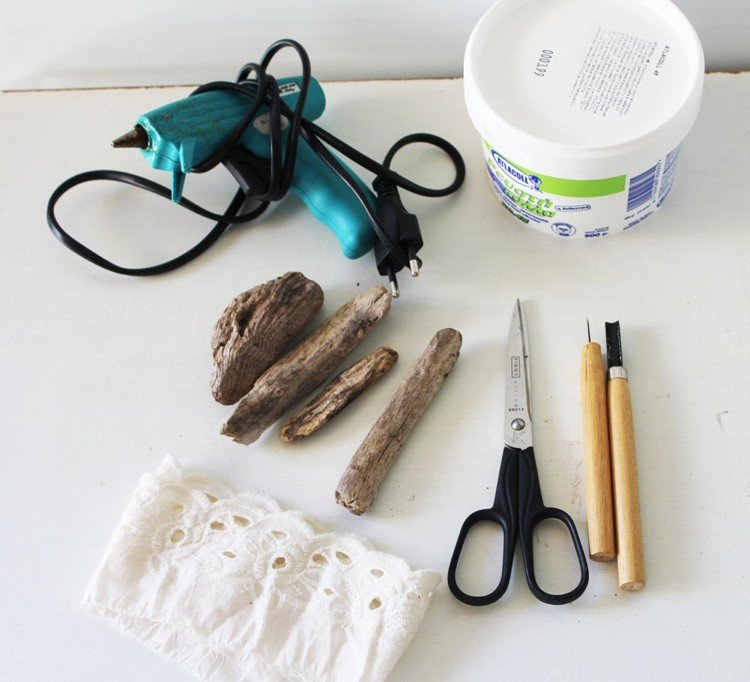 drotár-s-drevom-s-deťmi-naplavené drevo-plachetnica-návod