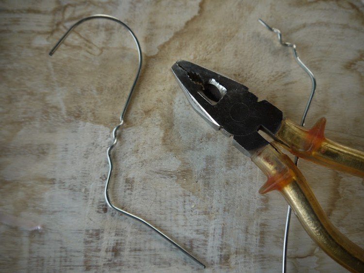 Ručné práce s gaštanmi-jesenná dekorácia-drôtené kliešte-ohýbanie-háčik-drevo