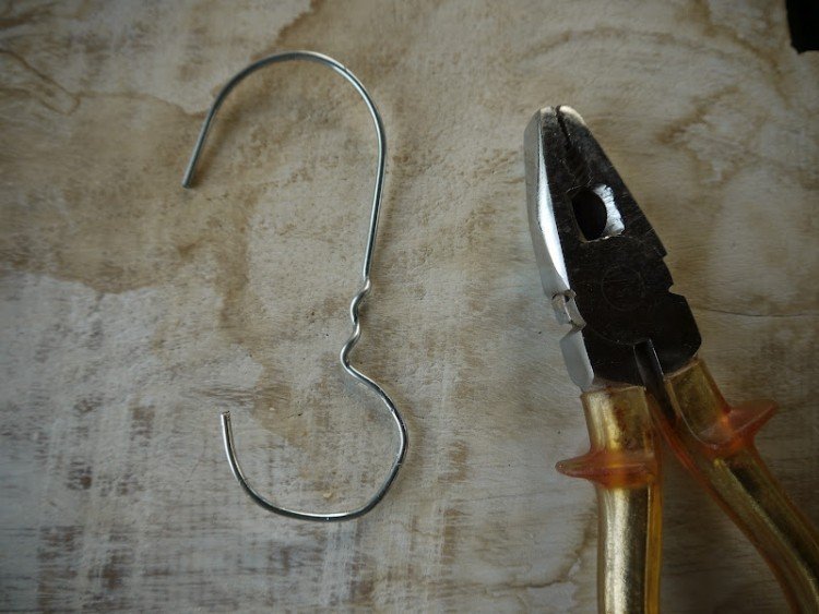 Ručné práce s gaštanmi-jesenná dekorácia-kliešte-háčik-drôt-ohýbanie-drevo-doska