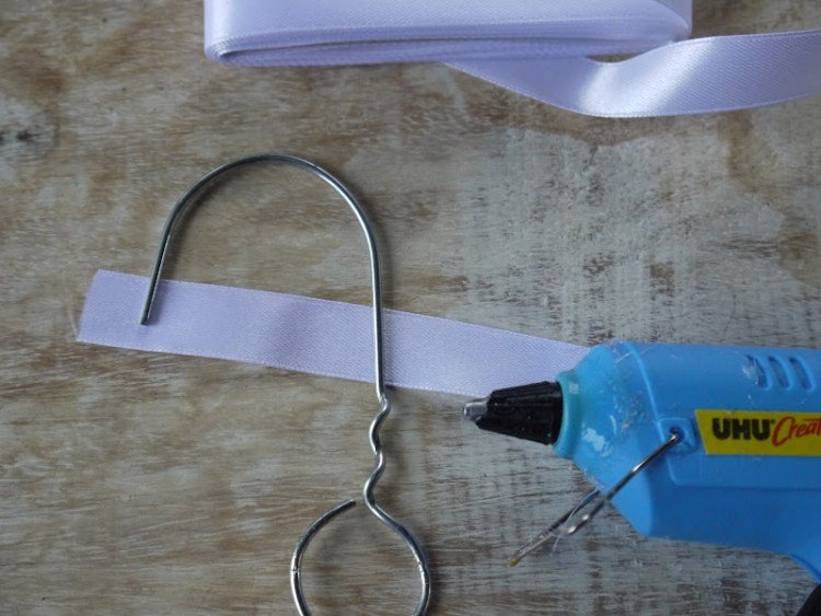 drotár-gaštany-jesenná dekorácia-horúce lepidlo-pištoľ-slučka-biela