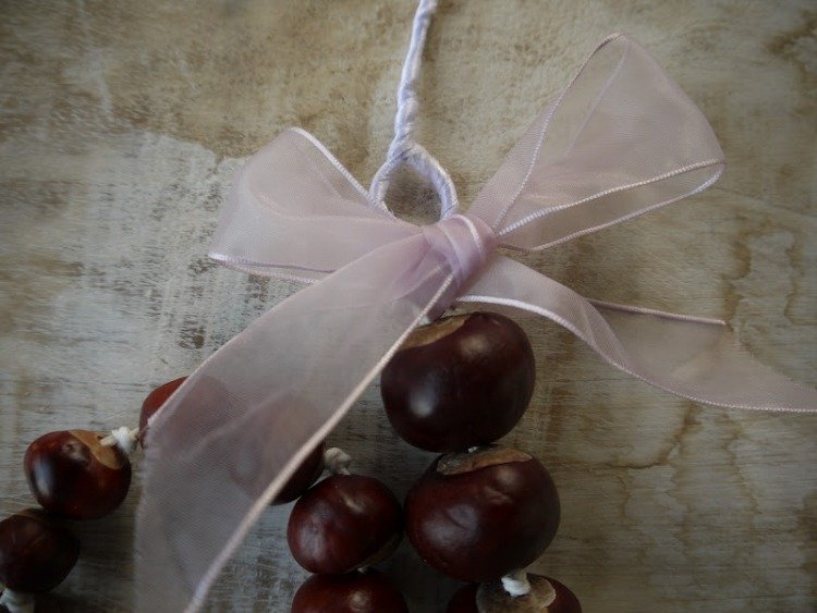 drotár-gaštany-jesenná-dekorácia-veniec-stužka-ružová-ozdobiť