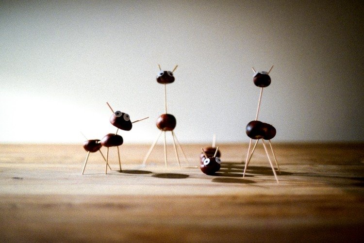 Ručné práce s gaštanmi-jesenná dekorácia-zvieratká-kutilky-deti-žirafa-špáradlá