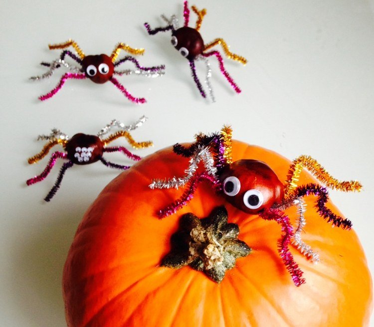 drotár-gaštan-jesenná dekorácia-tekvica-pavúky-gorlande-nohy-nápad