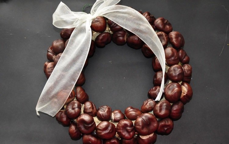 drotár-gaštan-jesenná-dekorácia-nápady-veniec-prírodné-materiály-vyrobte si sami