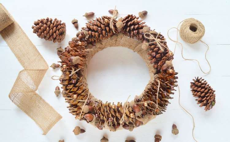 drotársko-borovicové šišky-jeseň-žaluď-jutové korálky