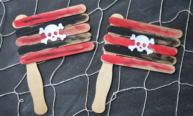 Ručné práce s detskou vlajkou-letné-zmrzlinové tyčinky-pirátske-hranie