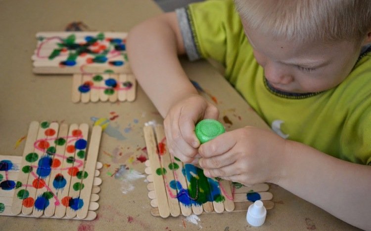 ručné práce-deti-leto-zmrzlina-tyčinky-návod-ryba-farba-farbenie