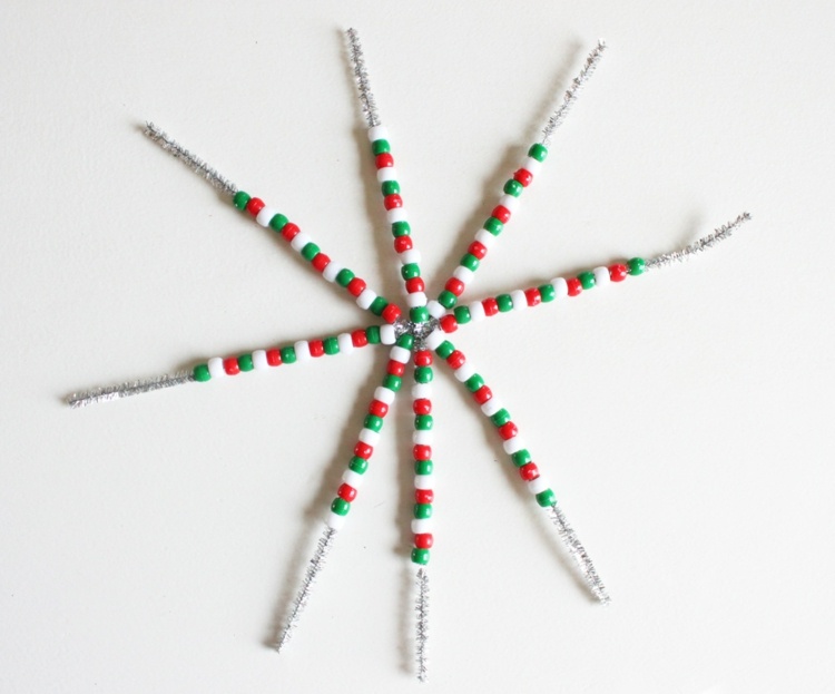 Remeselný nápad z korálikov a drôtu - vianočná hviezda drotár s deťmi drôtené strieborné korálky farebné hviezdne Vianoce