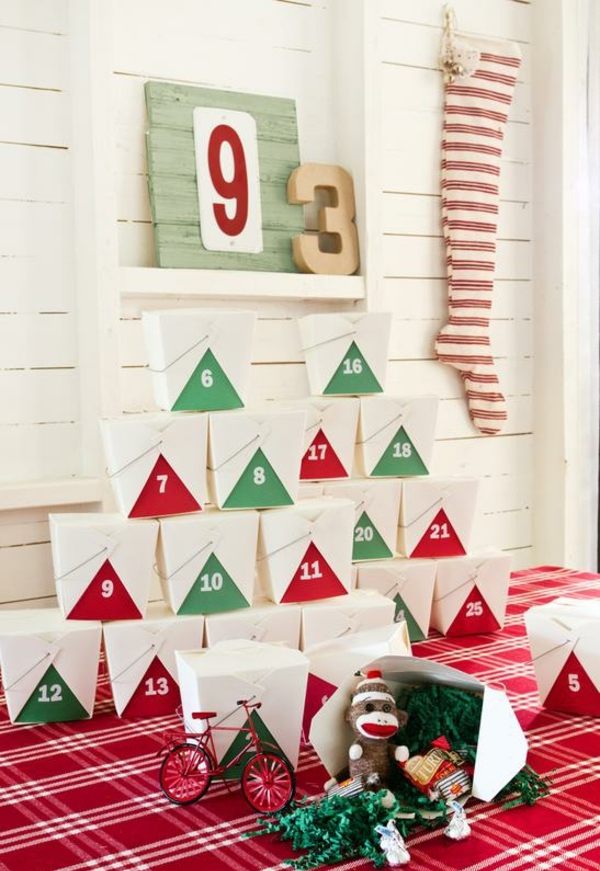 Nápad na farebnú výzdobu adventných kalendárových kartónových škatúľ Kartónové škatule farebné nápady na dekoráciu deti červená zelená