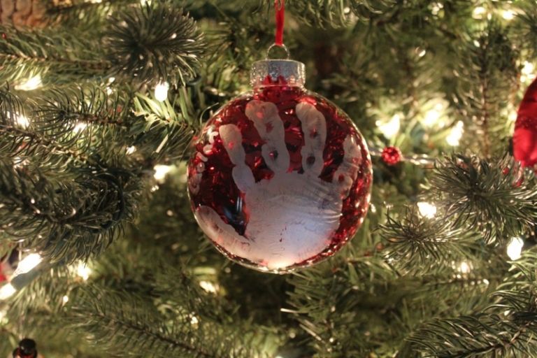 Ručné práce s deťmi - sklenená guľa plnená flitrami a odtlačkom ruky drotár s deťmi vianočná cetka ručná tlač červených flitrov