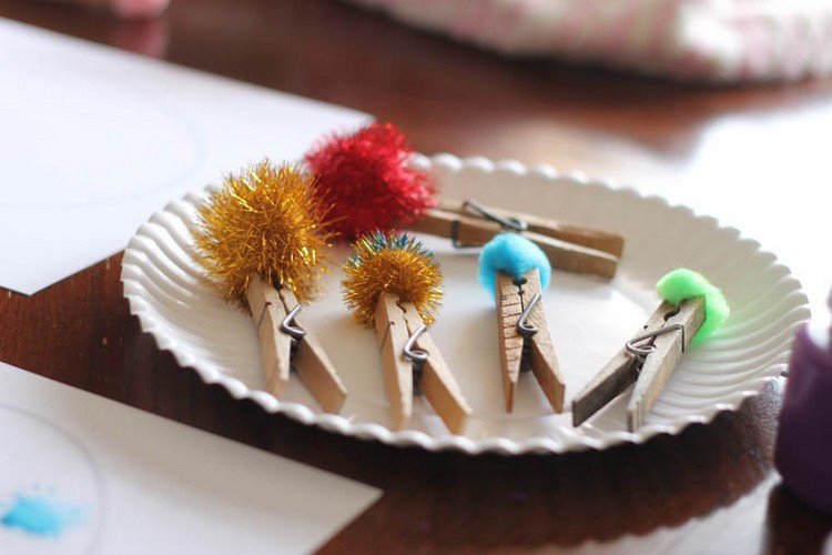 ručné práce-s-deťmi-do 3 rokov-kreatívne-maliarske-techniky-štipce na bielizeň