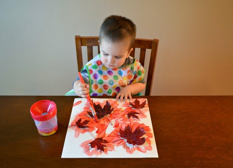 drotár s deťmi do 3 rokov-jeseň-jesenné-listy-maľovanie