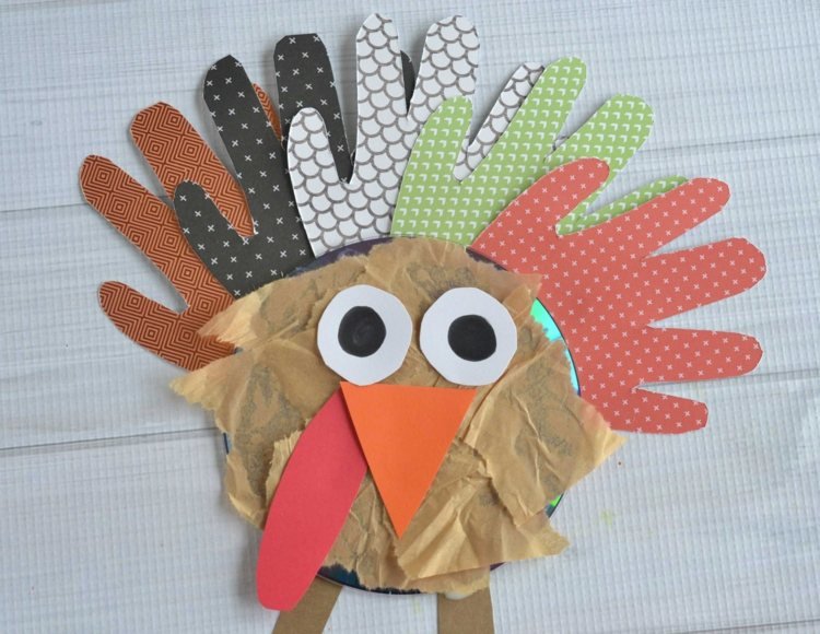 kura-krepový papier-konštrukcia-papier-odtlačok ruky