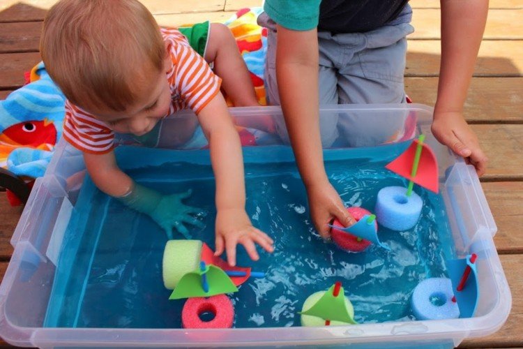 plavanie-rezancove-lode-voda-leto-chlapci