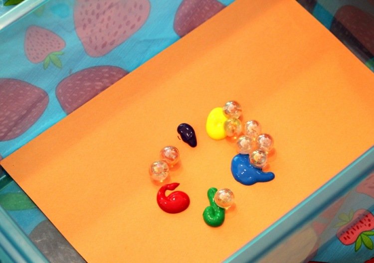 Sklenené mramorové farebné listy-drotári-batoľatá