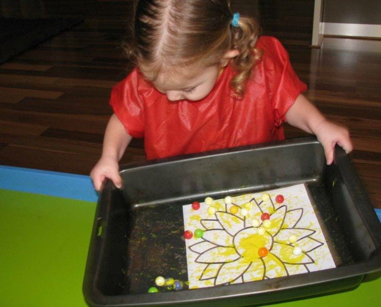 farba-sklenené guličky-drotár-batoľa-dievča