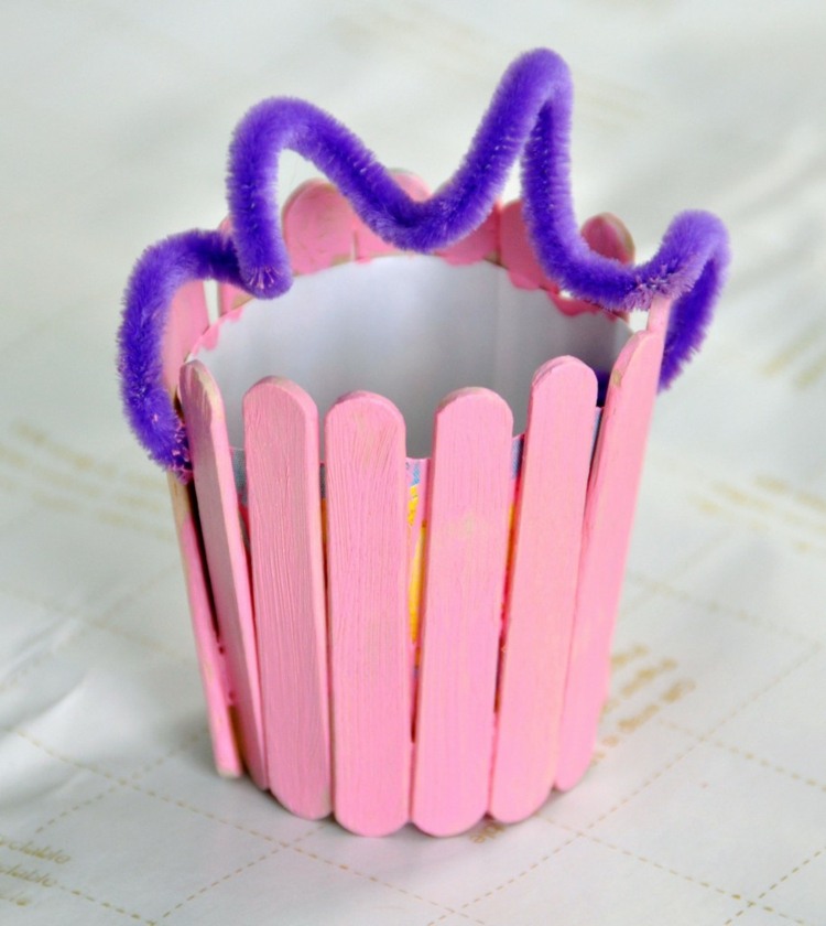 Malé deti tiež potrebujú veľkonočný košík tinker-with-small-children-easter-basket-idea-ice-sticks-pink-colored-plyush wire