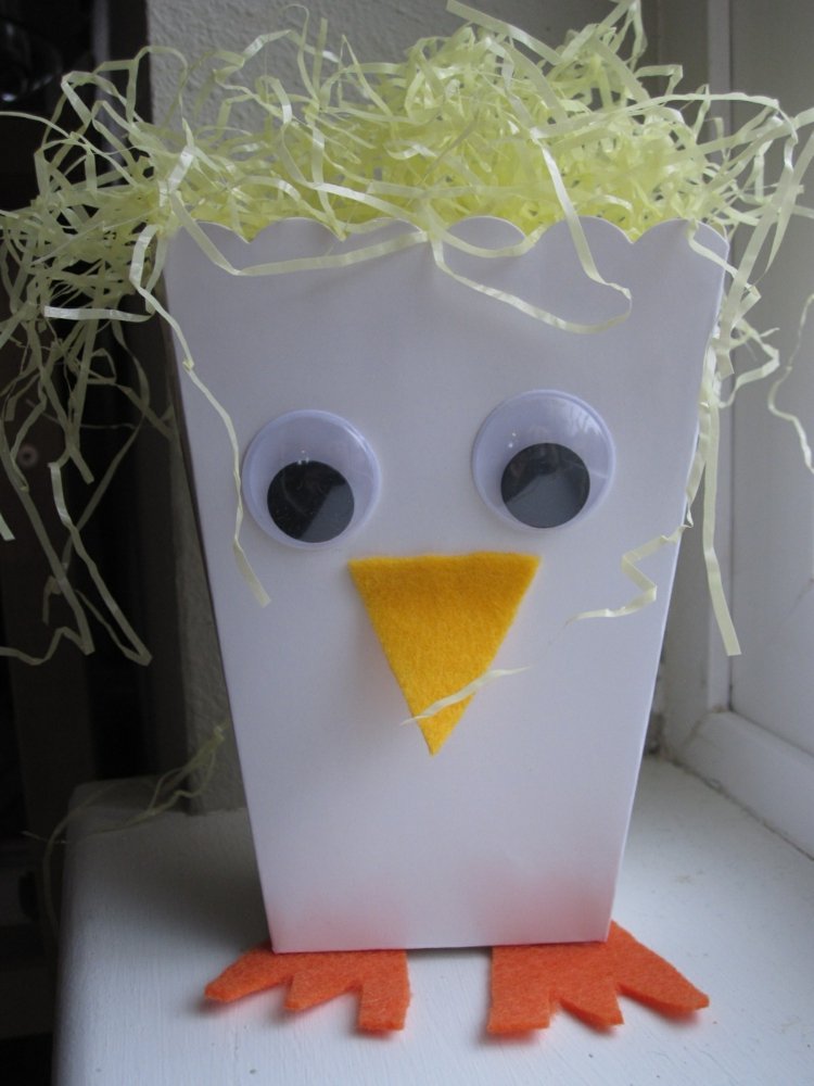 Jednoduchý nápad na remeslo pre batoľatá - použite pre mláďa kartónovú škatuľu tinker-with-small-children-chicks-figure-easter-decoration-wiggle-eyes-cardboard box